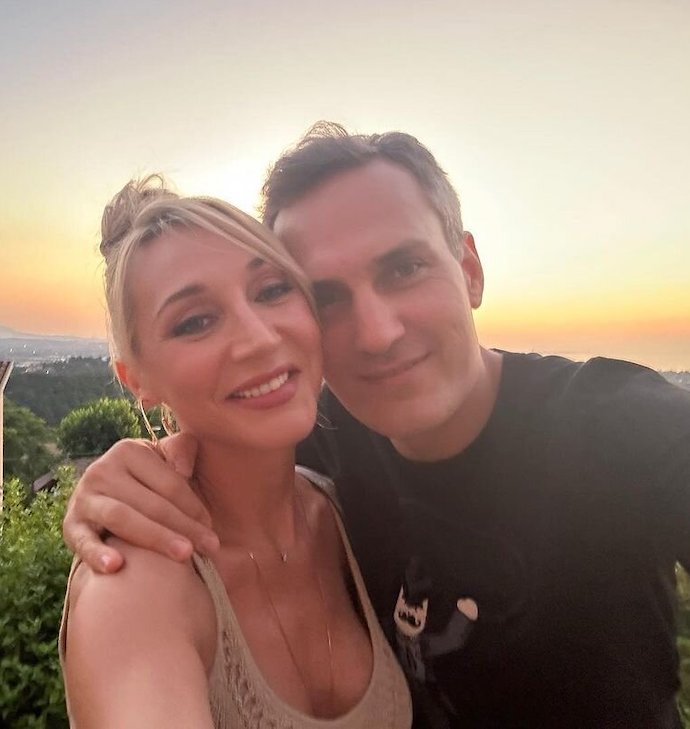 «Без комментариев...»: Кристина Орбакайте выложила трогательное фото с мужем на фоне итальянского заката 
